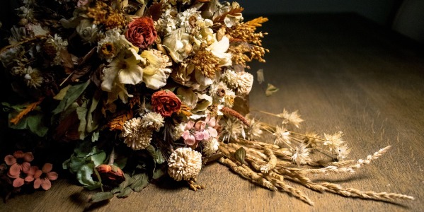 Ramo de flores preservadas y secas de estilo romántico